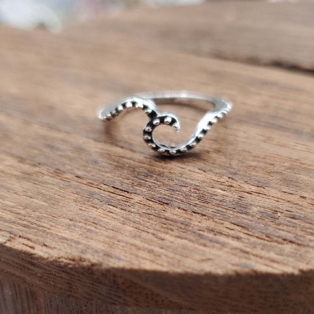Silver Tone Wave Ring Size 5.5 R823